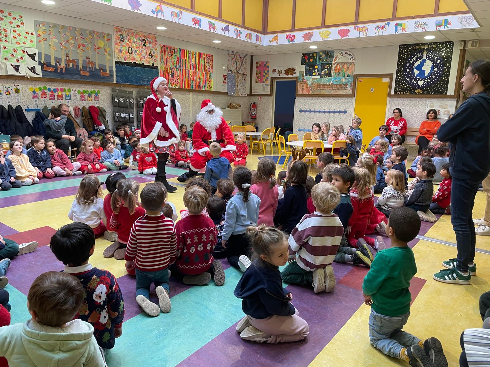 Jeudi 19 décembre, quelle belle journée ! Nous avons fêté Noël autour d’une belle célébration. Au cours de cette dernière, nous avons remis les boîtes cadeaux que toutes les classes ont fabriquées  à M.Perez représentant de l’association « Autour de Gaston » de Tournefeuille.  Cette association les remettra ensuite à des étudiants dans le besoin. Les élèves de maternelle ont ensuite pu accueillir le Père Noël et recevoir un livre et un goûter offert par la mairie de Toulouse. Quelle joie ! Tous avaient des étoiles plein les yeux ! L’ensemble de la communauté éducative de l’école a terminé la journée en se retrouvant pour le marché Noël sous un véritable déluge d’eau … Mais la chorale, les réalisations des enfants,  les photos avec le Père Noël, les chocolats chauds, les bretzels et toutes les gourmandises ont aidé tout le monde à garder le sourire !