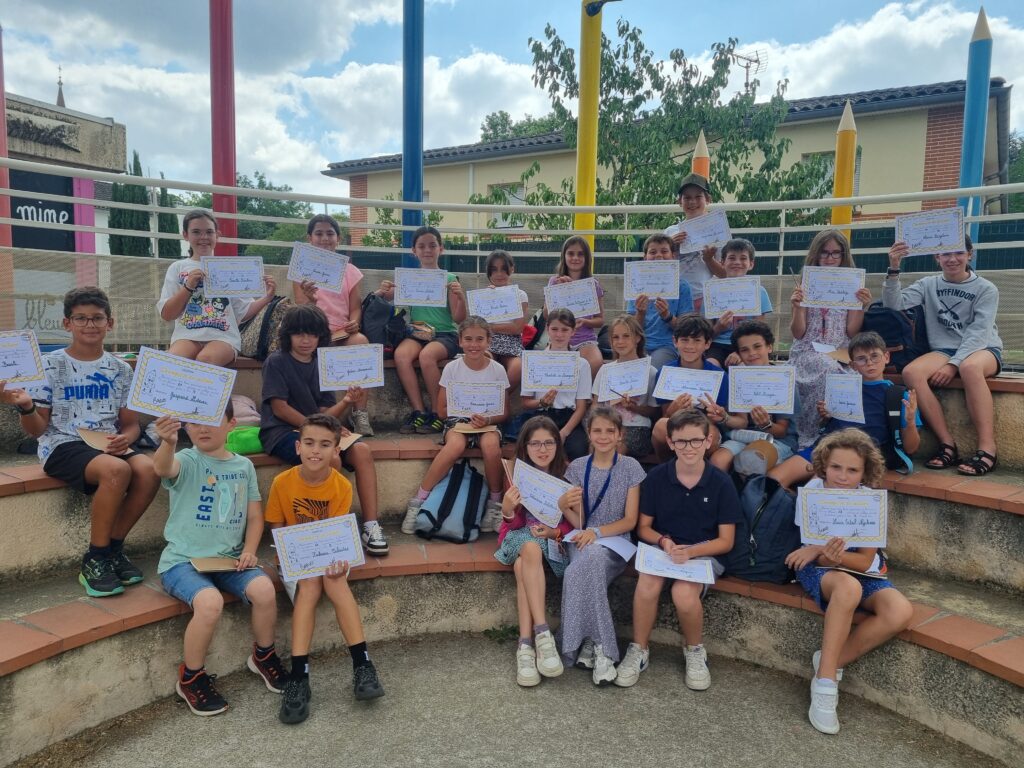 Les élèves de CM2.1 se sont pleinement investis dans un rallye lecture tout au long de l’année, consignant chacune de leurs lectures dans un carnet personnel. Avec motivation et régularité, ils ont relevé ce défi avec brio : tous ont atteint le plus haut niveau de diplôme ! Pour célébrer cette belle aventure, nous avons partagé un goûter convivial, découvert les livres préférés des élèves à travers leurs présentations, et procédé à la remise des diplômes, accompagnée d’un petit cadeau pour poursuivre le plaisir de lire pendant les vacances.