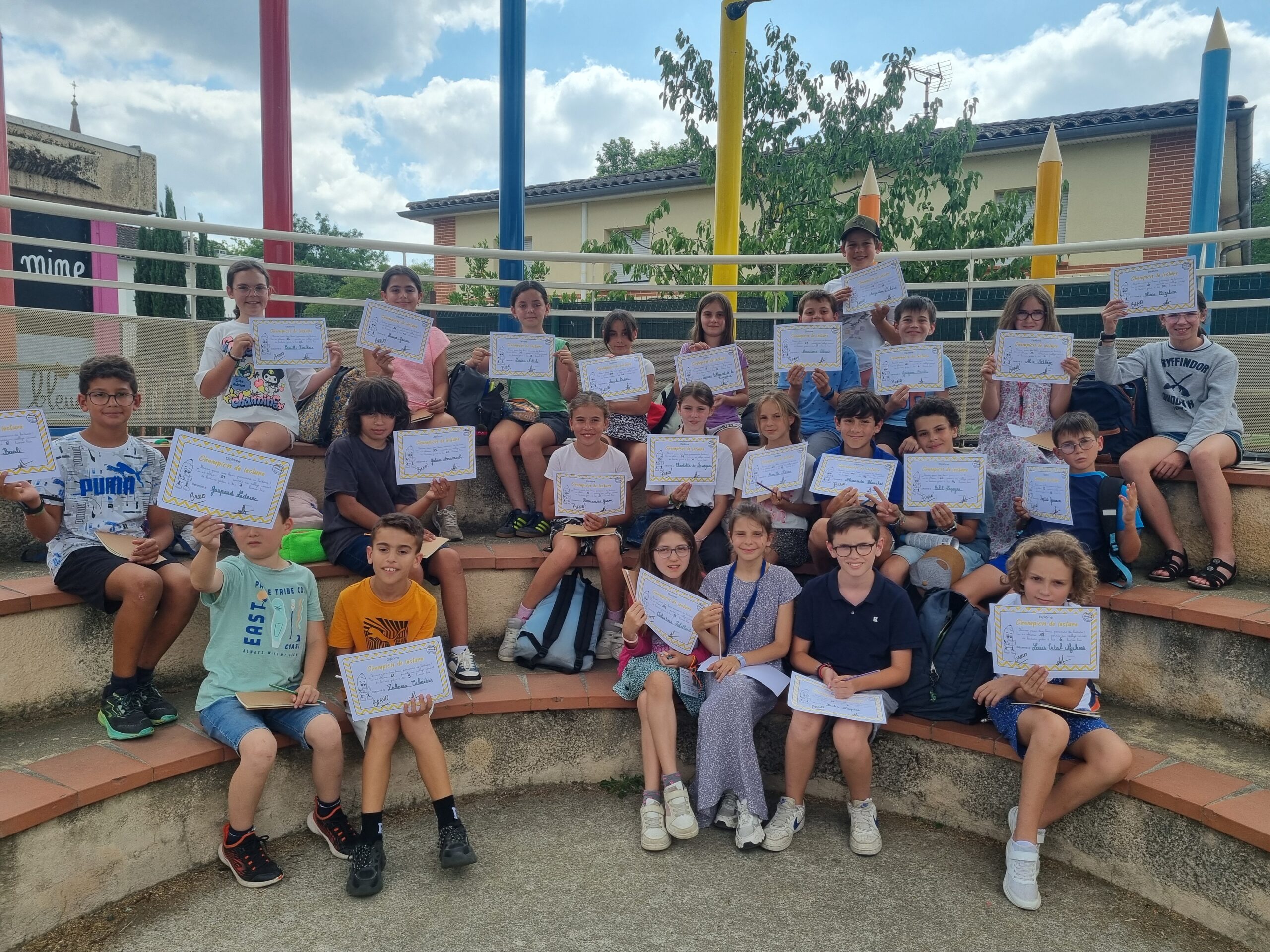Les élèves de CM2.1 se sont pleinement investis dans un rallye lecture tout au long de l’année, consignant chacune de leurs lectures dans un carnet personnel. Avec motivation et régularité, ils ont relevé ce défi avec brio : tous ont atteint le plus haut niveau de diplôme ! Pour célébrer cette belle aventure, nous avons partagé un goûter convivial, découvert les livres préférés des élèves à travers leurs présentations, et procédé à la remise des diplômes, accompagnée d’un petit cadeau pour poursuivre le plaisir de lire pendant les vacances.
